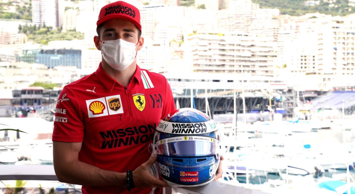 F1, Il nuovo casco di Charles Leclerc per il Gp di Monaco [ FOTO ]