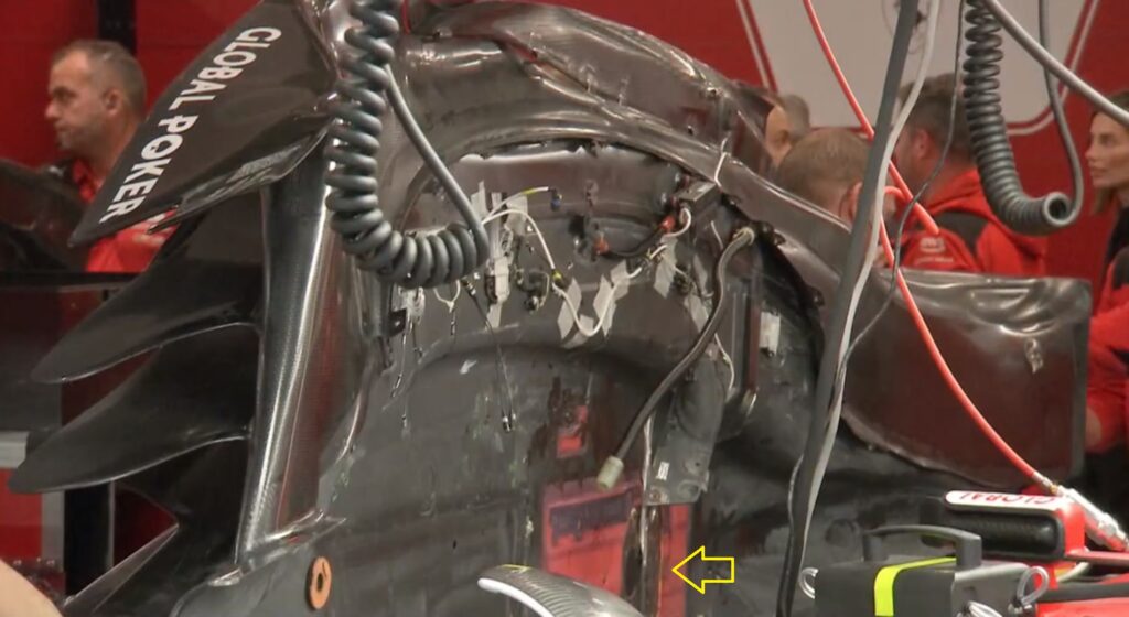 Il danno al fondo della Ferrari di Carlos Sainz