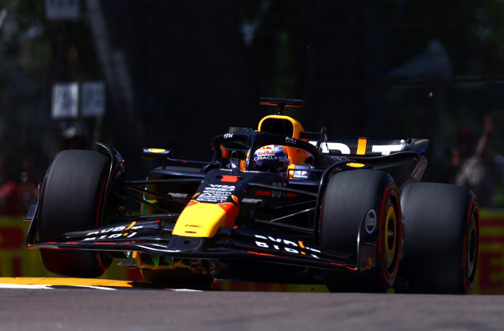F1, Gp Imola: mostruosa pole di Verstappen davanti alle McLaren. Delusione Ferrari