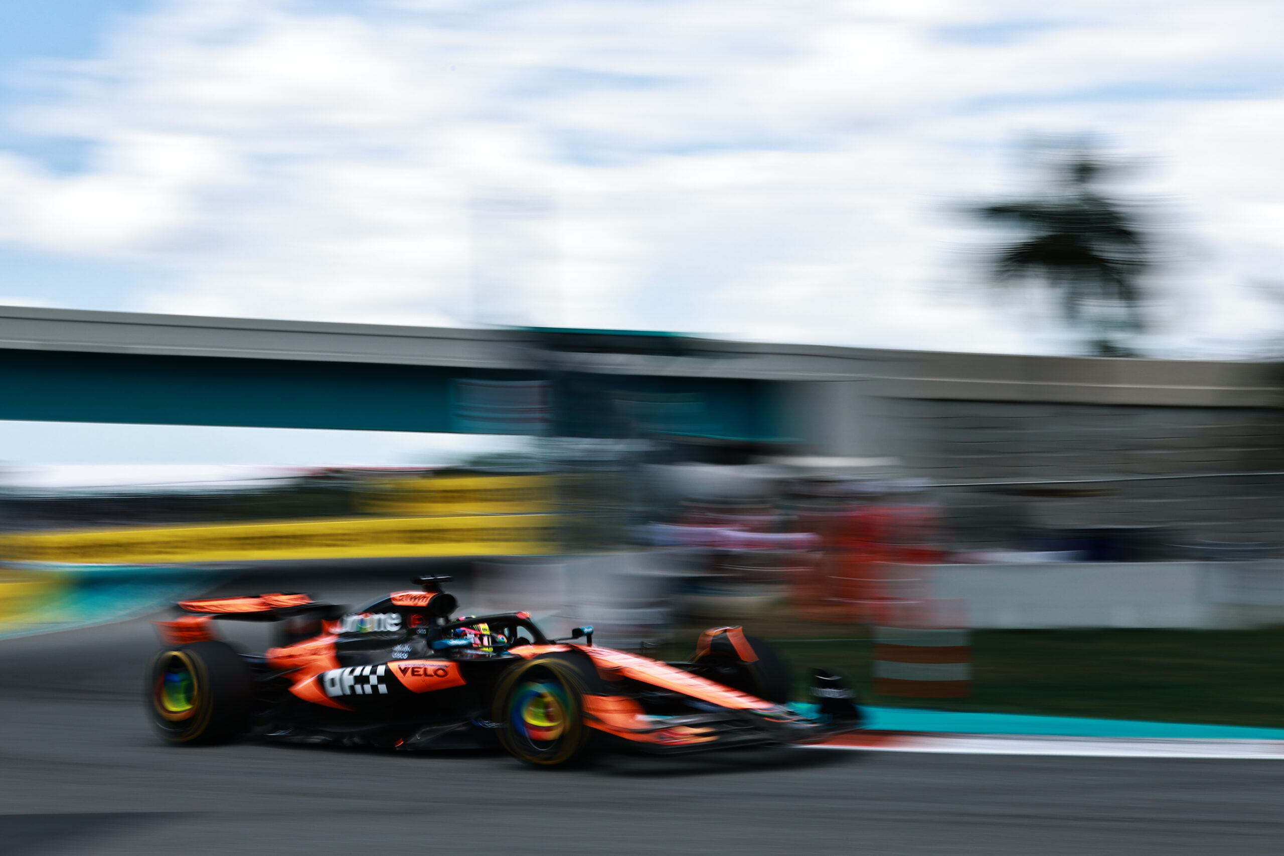 F1, a Miami è doppietta McLaren: Piastri trionfa davanti a Norris. Male le Ferrari